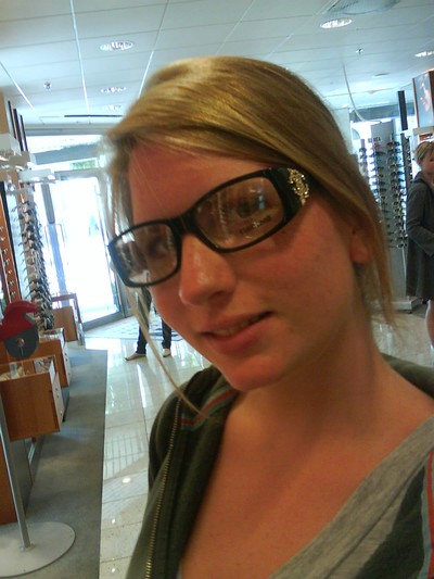 Jag tycker nog Nathalie passar i glasögon =)  